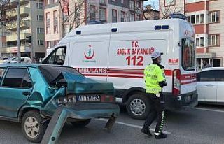 Kamyonet otomobile arkadan çarptı, 1 kişi yaralandı