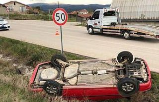 Kanala devrilen otomobilin sürücüsü yaralandı
