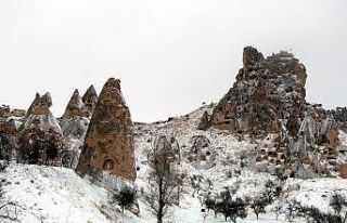 Kapadokya’da Nisan ayında peribacaları beyaza...