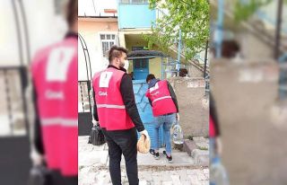 Kapı kapı gezerek ücretsiz su ve pide dağıttılar