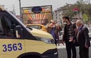 Kapısı açık ilerleyen dolmuş park halindeki otomobile...