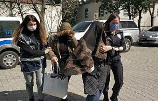 Kapısını açıp girdikleri evde ev sahibine yakalanan...