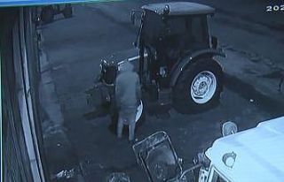 Kapüşonlu hırsız 5 traktörün aküsünü çaldı