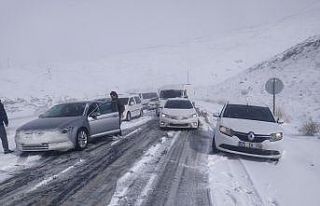 Kar yağışına hazırlıksız yakalanan onlarca...
