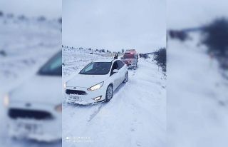 Kara saplanan otomobildeki 2 kişiyi AFAD kurtardı