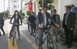 Karalar ve Hollandalı Büyükelçi ile pedal çevirdi