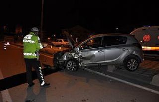 Karaman’da çarpışan otomobiller kaldırıma savruldu:...