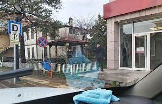 Karantinada olması gerekirken bankaya para çekmeye...