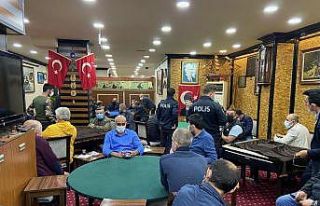 Karantinada olması gerekirken okey masasında yakalandı