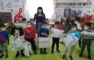 Kardeş okuldaki öğrencilere oyuncak hediyesi