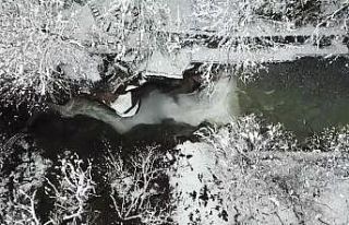 Karla kaplı şelalenin görsel şöleni mest etti