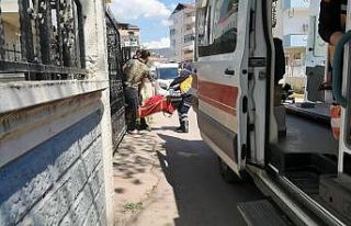 Karnına bıçak saplayarak bebeğini ve kendini öldürmek...