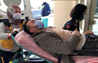 Karnına sapladığı bıçakla kendini öldürmeye...