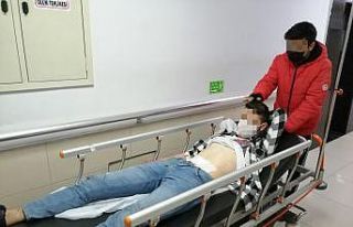 Karnından bıçaklandı, sedyede şarkı söyledi