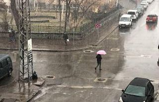 Kars’a Nisan’da lapa lapa kar yağdı