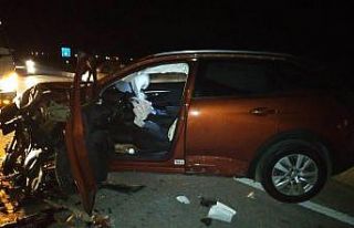 Karşı şeride geçen otomobil tıra çarptı: 1...