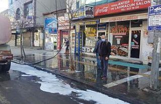 Kars’ta kaldırımlar köpüklü suyla yıkanıyor