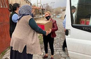 Kars’ta MHP’den 600 aileye Ramazan kolisi verildi