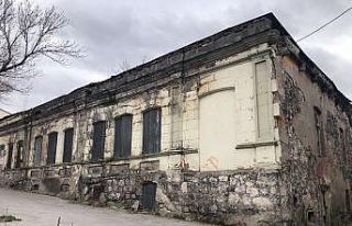 Kars’ta, sahiplerinin terk ettiği tarihi evler...