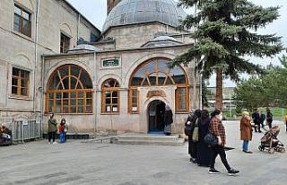 Kars’ta vatandaşlar Harakani Türbesi’ne akın...