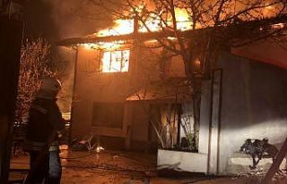 Kastamonu’da geceyi aydınlatan yangın: 4 ev alevlere...