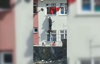 Katlanan bayrağı düzeltirken kendilerini tehlikeye...