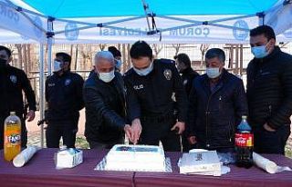 Kavga ihbarına gelen polise pasta sürprizi