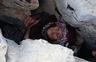 Kayalıklar arasında sıkıştı hastanede öldü