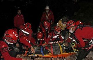 Kayalıklardan düşen şahıs 4 saat süren çalışma...
