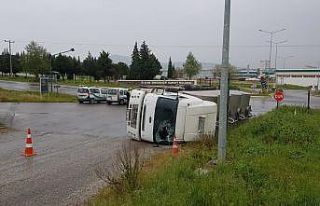 Kaygan zemin kaza getirdi, tanker devrildi