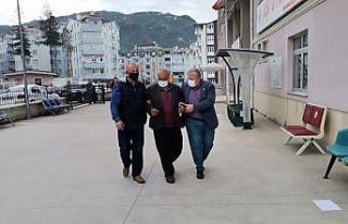 Kaymakam, aşı yaptıracak görme engelli vatandaşa...