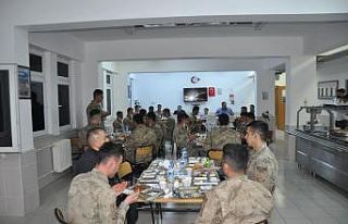 Kaymakam Demir iftarda askerlerle bir araya geldi