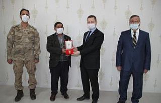 Kaymakam Demirer’den Kıbrıs gazilerine madalya