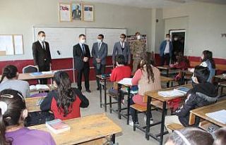 Kaymakam Demirer’den köy okuluna ziyaret