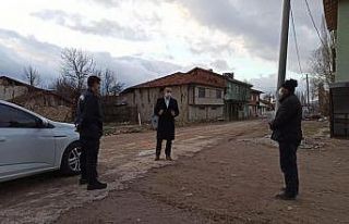 Kaymakam, karantina altına alınan köyde incelemelerde...