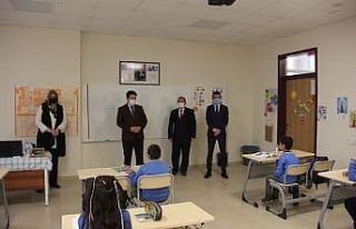 Kaymakam, öğrencilerle ders işledi