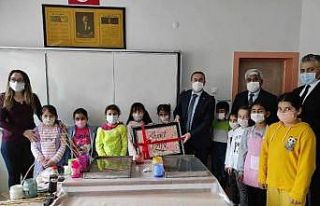 Kaymakam öğrencilerle Ebru çalıştı