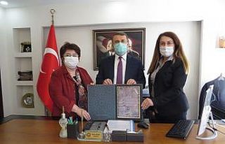 Kaymakamı duygulandıran hediye