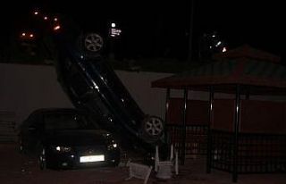 Kayseri’de bir garip kaza: Otoparka düşen otomobil...