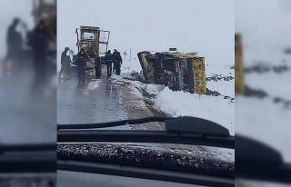 Kayseri’de kar küreme çalışması yapan iş makinesi...