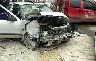 Kaza yapan araçta sıkışan 2 kişi itfaiye ekiplerince...