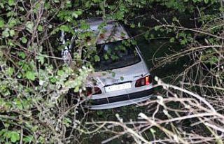 Kaza yapan otomobil köprüden uçtu