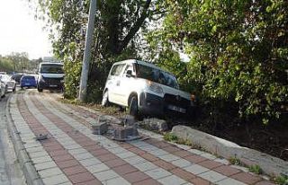 Kaza yapan sürücü aracı bırakıp kaçtı