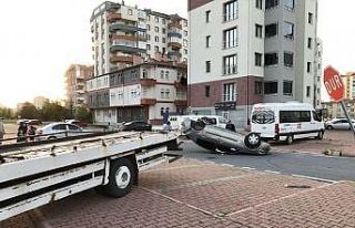 Kazada savrulan otomobil ters döndü: 2 yaralı