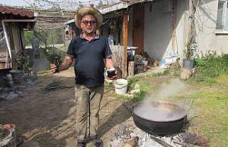 Kazdağları’ndan topladığı çam kozalaklarıyla...