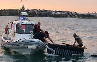 Kendi yaptıkları sal ile denizde mahsur kaldılar