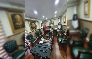 Kendilerini devlet adamı olarak tanıtan suç örgütüne...