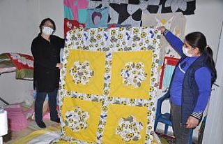 Kiraladıkları evi atölyeye çeviren kadınlar hem...