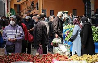 Kısıtlama öncesinde pazar alanları tıka basa...