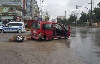 Kısıtlama saatinde 2 araç kavşakta bir birine...